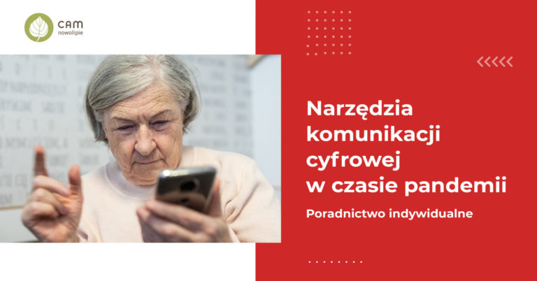Po lewej stronie starsza kobieta trzyma smartfona w ręku. Po lewej napis: Narzędzia komunikacji cyfrowej w trakcie pandemii.