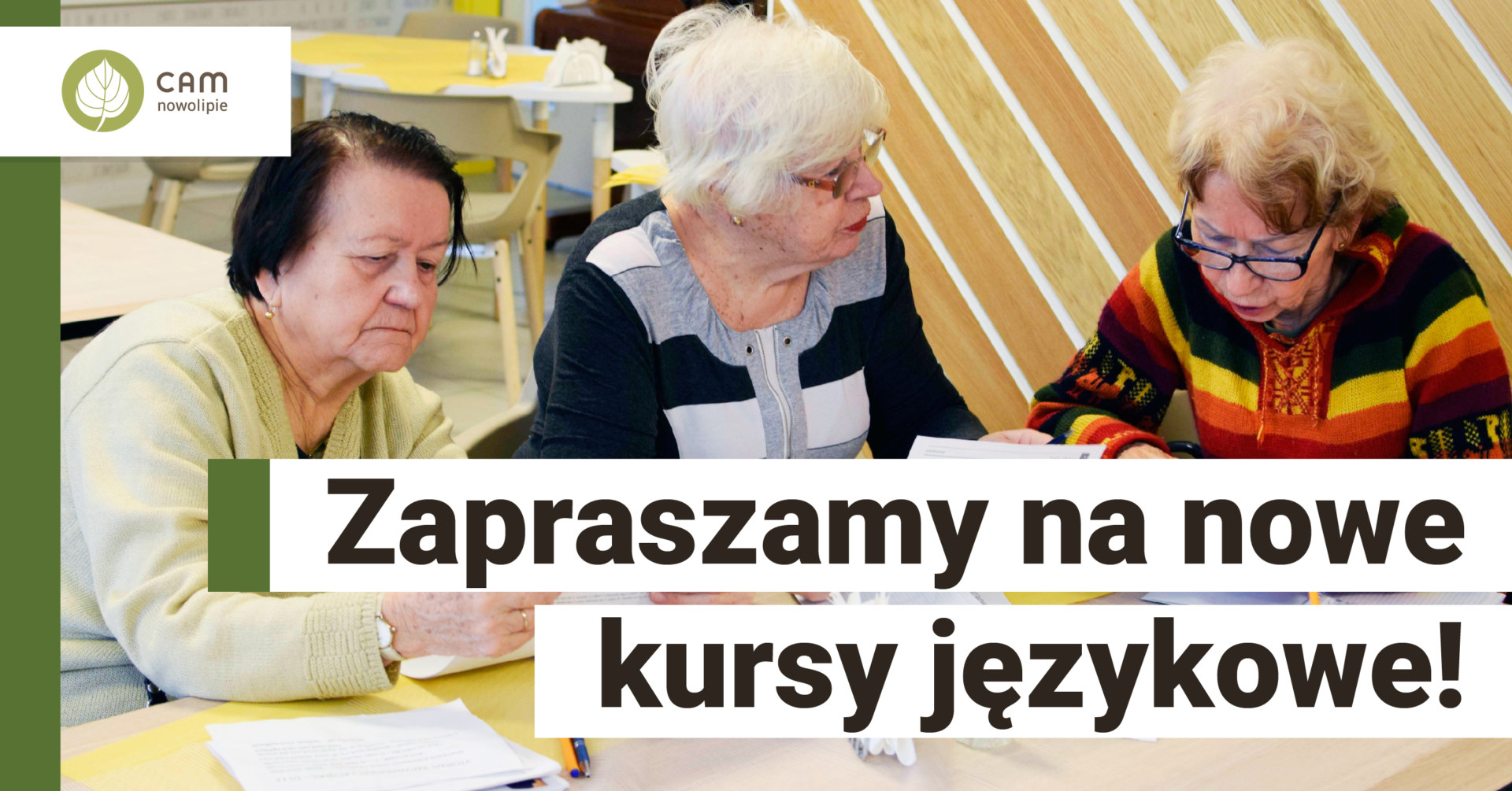 Trzy seniorki siedzące przy stole i napis: Zapraszamy na nowe kursy językowe