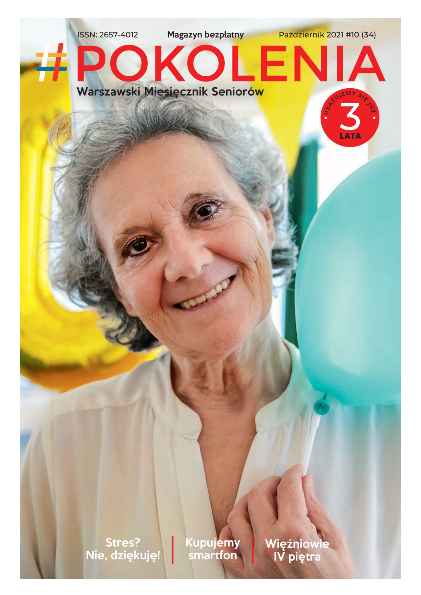 Seniorka uśmiecha się, trzyma w ręku niebieski balon.