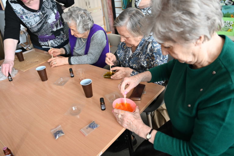 Grafika przedstawiająca seniorki robiące mydło.