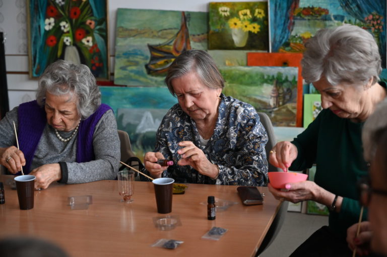 Grafika przedstawiająca seniorki robiące mydło.
