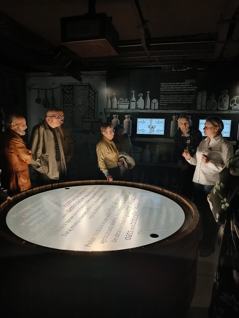 Zdjęcie przedstawia Powstańców w Muzeum Wódki.