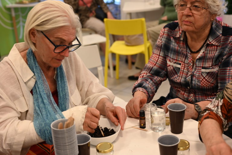 Zdjęcie przedstawia Seniorki robiące peelingi