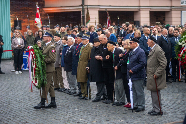 Zdjęcie przedstawia Powstańców na obchodach 78 rocznicy Powstania Warszawskiego.