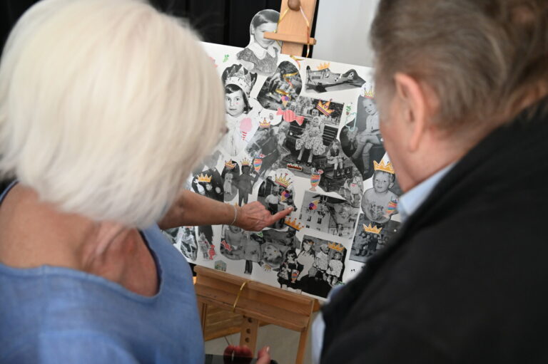 Zdjęcie przedstawia dwie osoby oglądające kolaż.