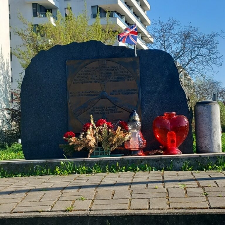 Zdjęcie przedstawia pomnik pilotów walczących podczas Powstania Warszawskiego.
