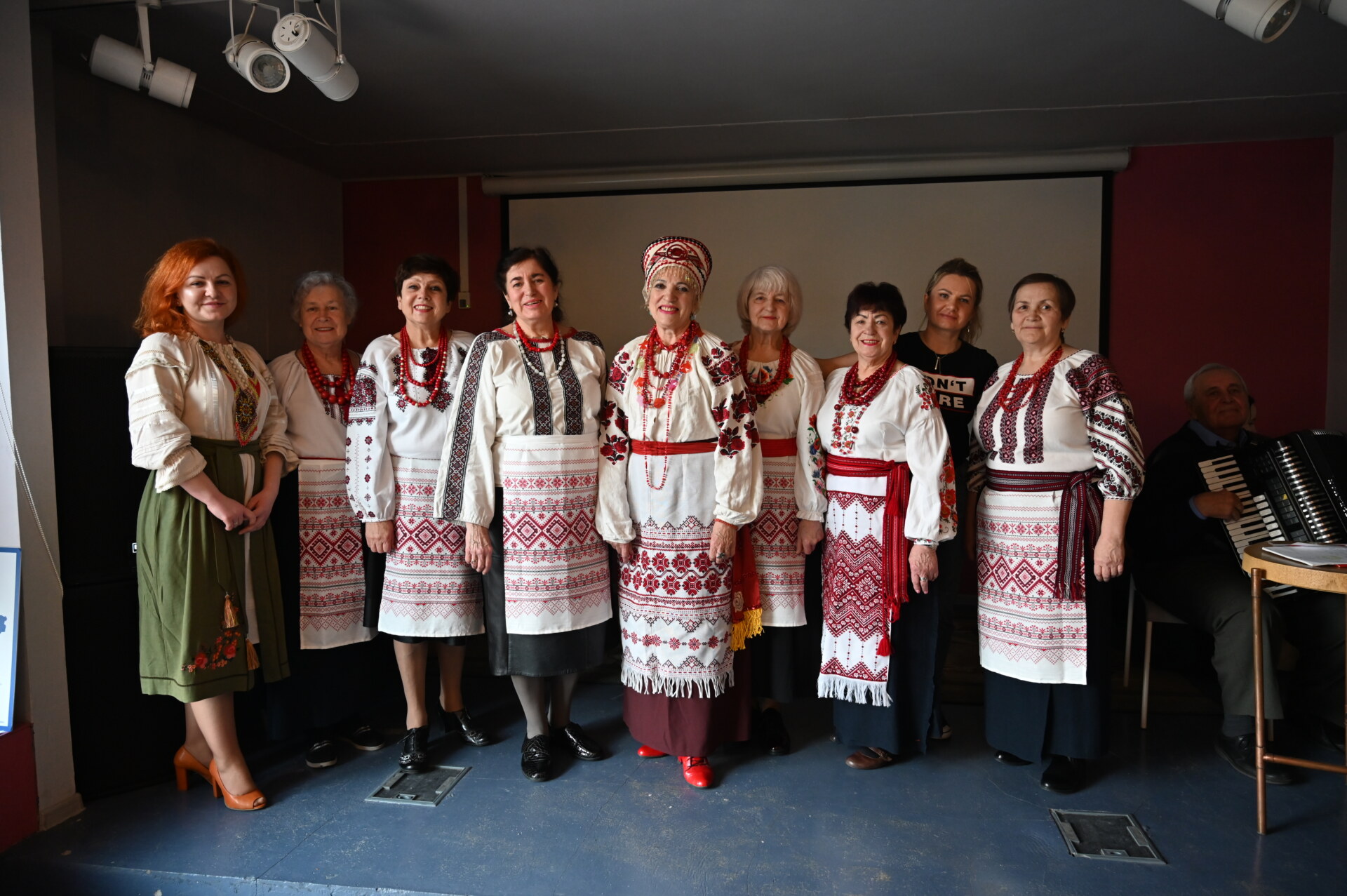 Panie z Ukrainy, w strojach ludowych stoją na scenie - zespół wyszywanka